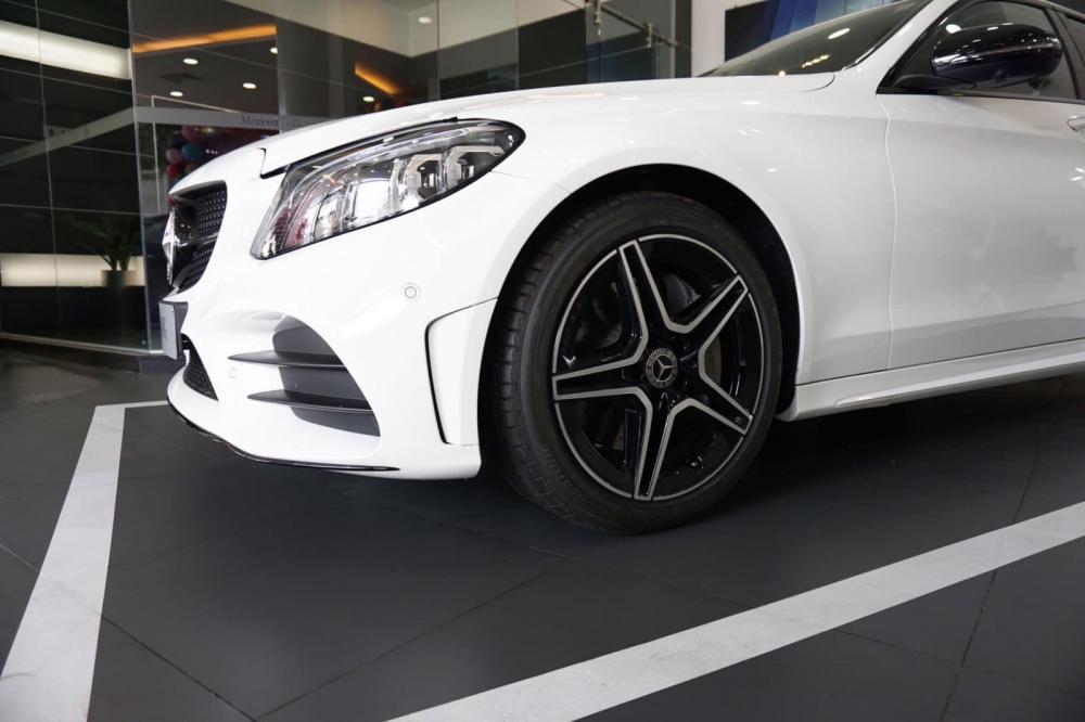 Mercedes-Benz C class 2019 - Giá xe Mercedes C300 AMG 2019: Thông số, giá lăn bánh (12/2019) giảm tiền mặt, tặng bảo hiểm và phụ kiện chính hãng