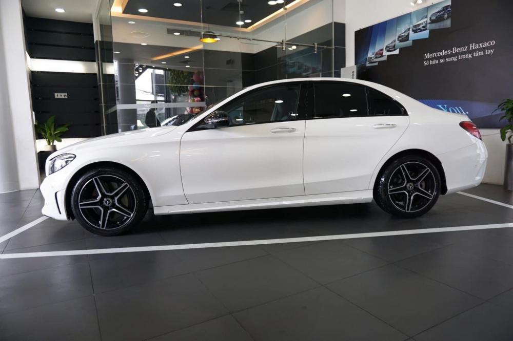 Mercedes-Benz C class 2019 - Giá xe Mercedes C300 AMG 2019: Thông số, giá lăn bánh (12/2019) giảm tiền mặt, tặng bảo hiểm và phụ kiện chính hãng