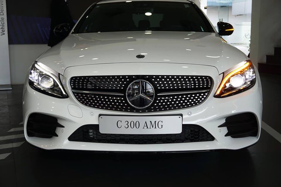 Mercedes-Benz C class 2019 - Giá xe Mercedes C300 AMG 2019: Thông số, giá lăn bánh (12/2019) giảm tiền mặt, tặng bảo hiểm và phụ kiện chính hãng