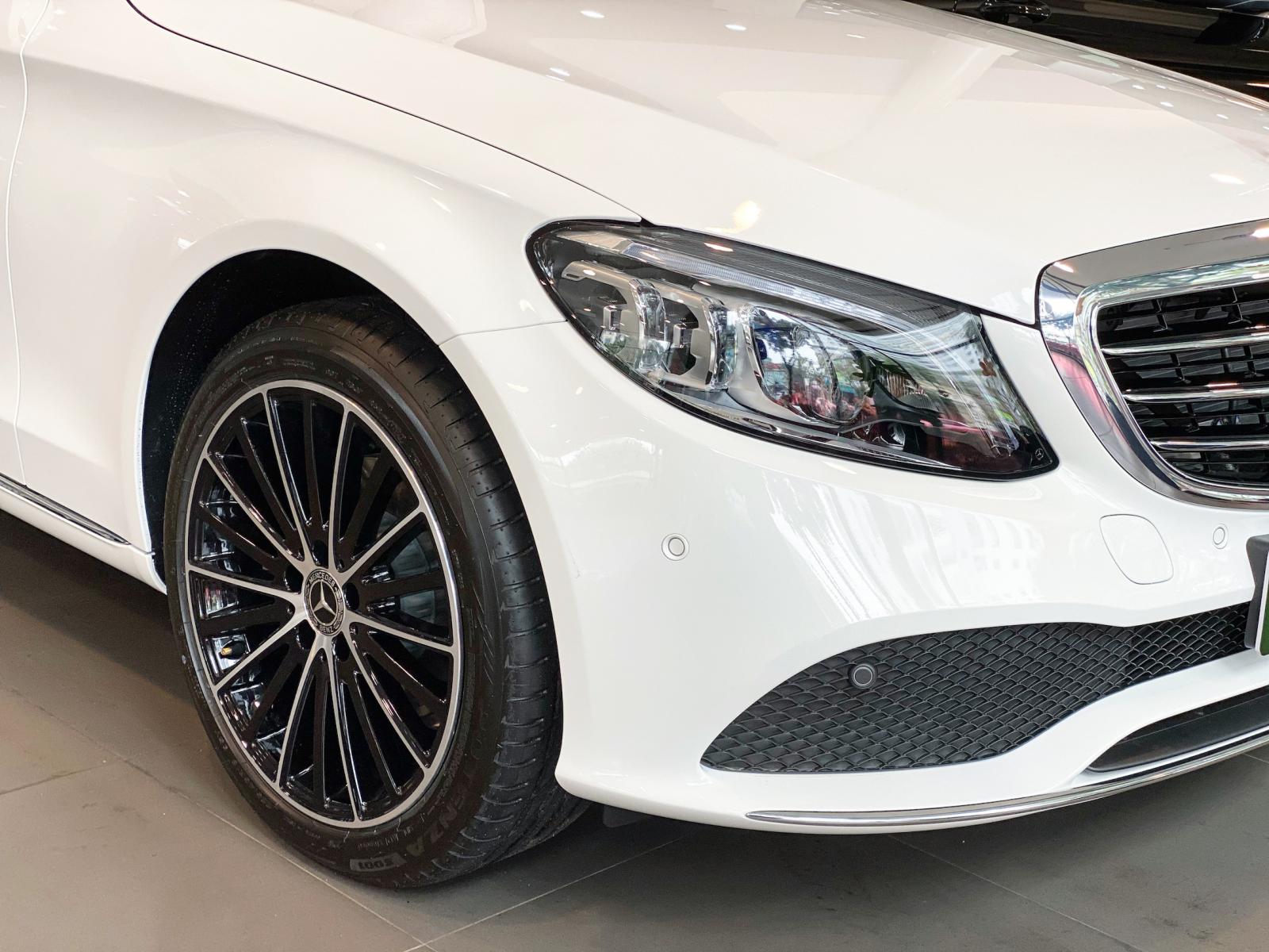 Bán Mercedes C200 Exclusive 2021 màu trắng siêu lướt, biển đẹp, giá cực tốt