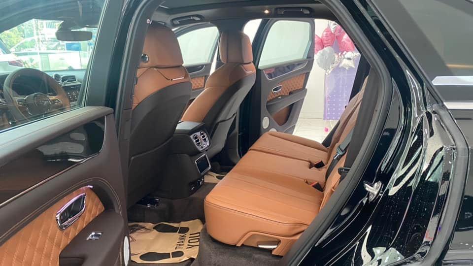 Bán Bentley Bentayga First Edition 2022 màu đen, xe giao ngay.