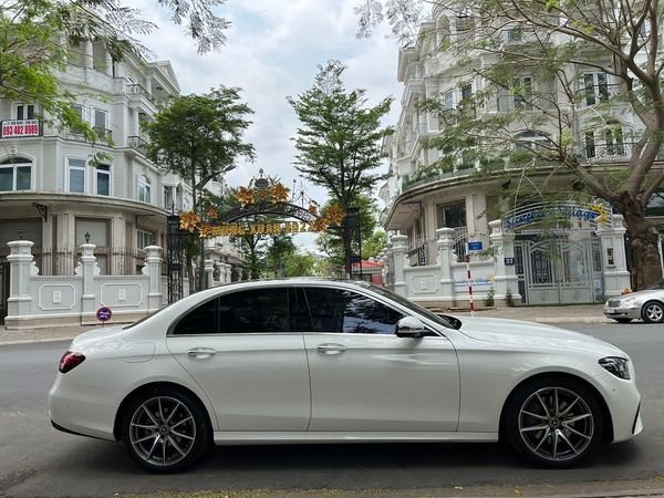 Mercedes-Benz E300 2021 - Cần bán xe Mercedes E300 AMG sản xuất 2021, màu trắng