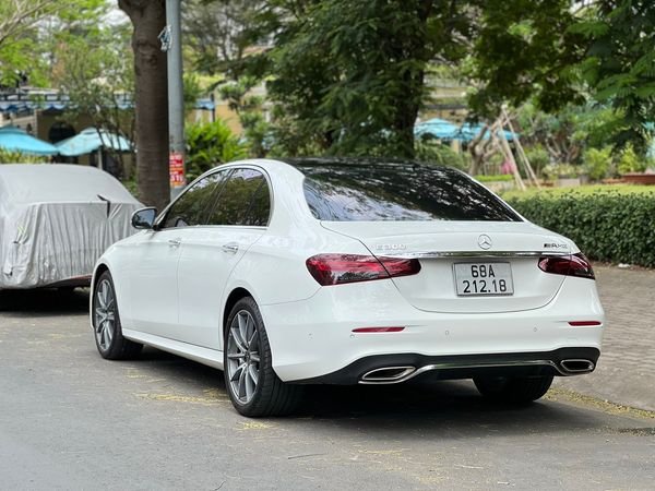 Mercedes-Benz E300 2021 - Cần bán xe Mercedes E300 AMG sản xuất 2021, màu trắng