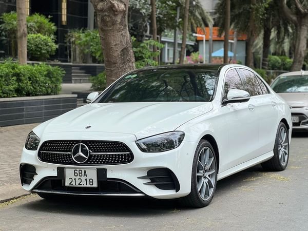 Mercedes-Benz E300 2021 - Cần bán xe Mercedes E300 AMG sản xuất 2021, màu trắng