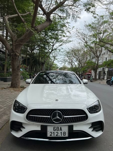 Mercedes-Benz E300 2021 - Cần bán xe Mercedes E300 AMG sản xuất 2021, màu trắng