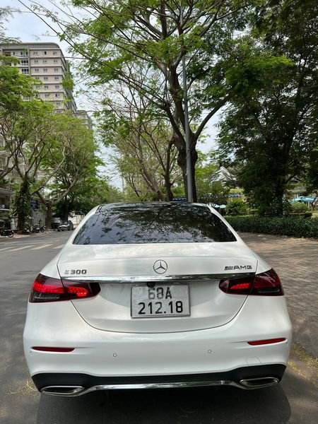 Mercedes-Benz E300 2021 - Cần bán xe Mercedes E300 AMG sản xuất 2021, màu trắng