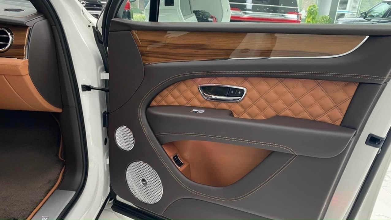 Bán Bentley Bentayga First Edition 2022, màu Trắng, nội thất nâu da bò, xe có sẵn giao ngay.