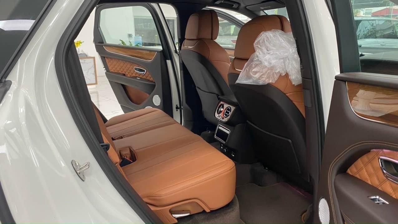 Bán Bentley Bentayga First Edition 2022, màu Trắng, nội thất nâu da bò, xe có sẵn giao ngay.