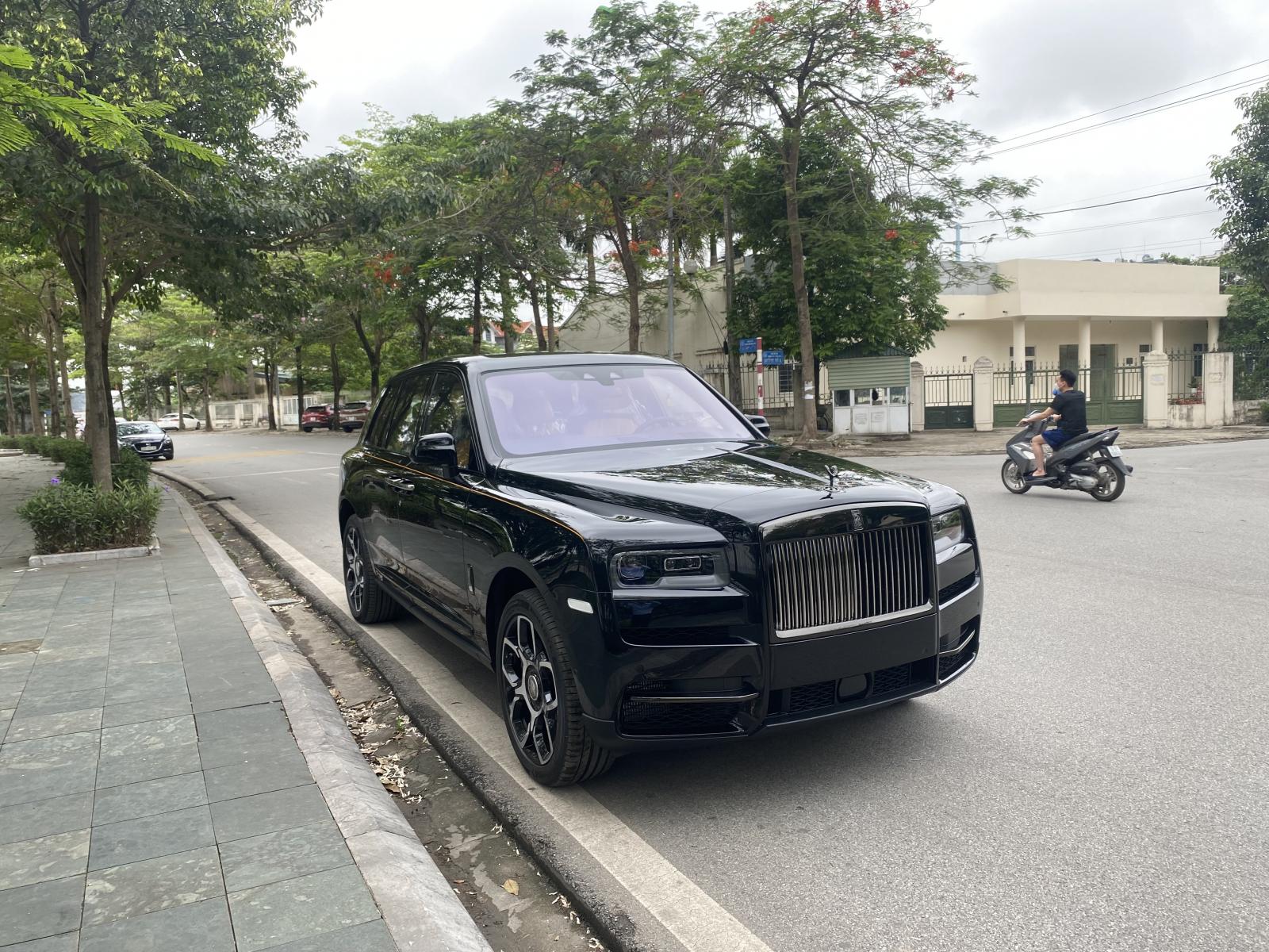 Bán Rolls Royce Cullinan Black Badge 2022, màu đen, xe giao ngay tại Việt Nam