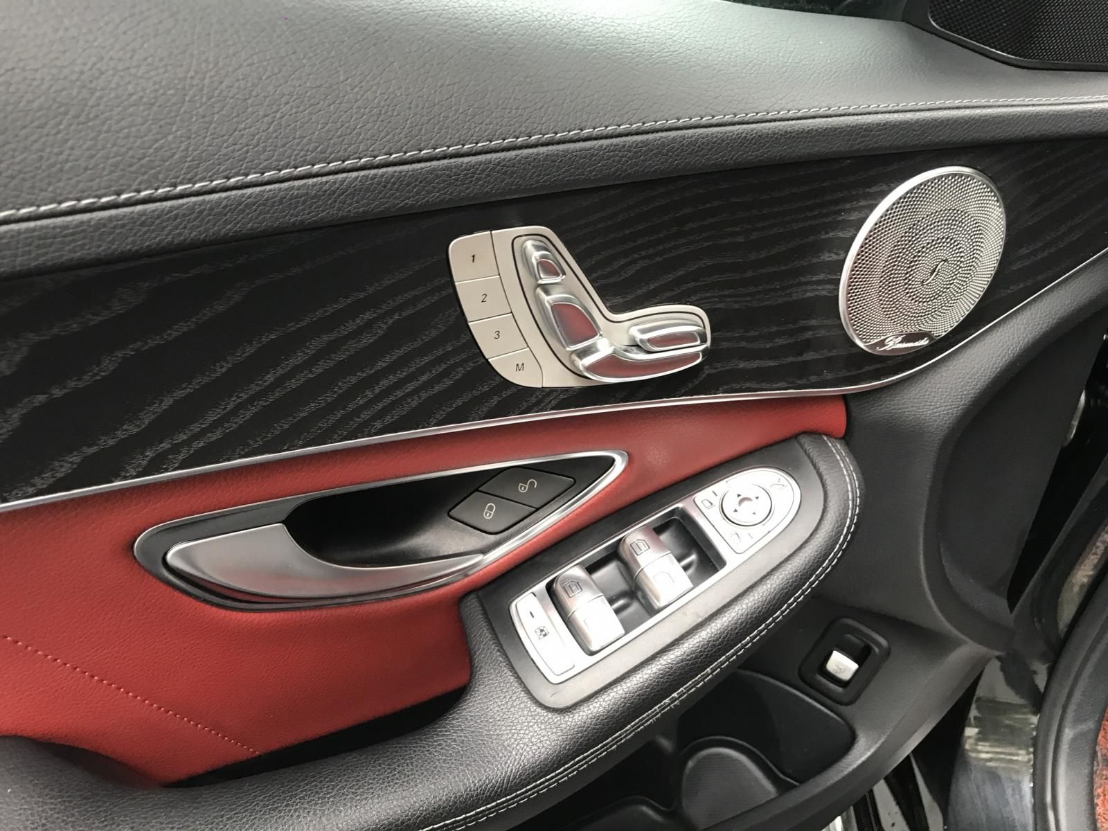 Mercedes-Benz C300 2015 - Màu đen nội thất đỏ cá tính, thể thao