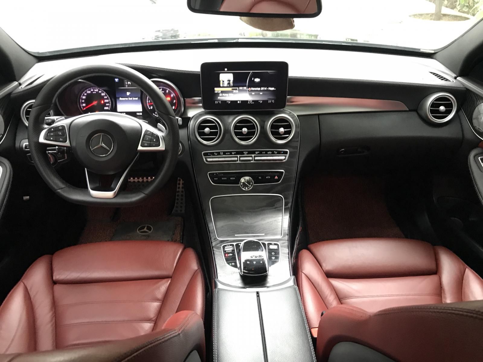 Mercedes-Benz C300 2015 - Màu đen nội thất đỏ cá tính, thể thao