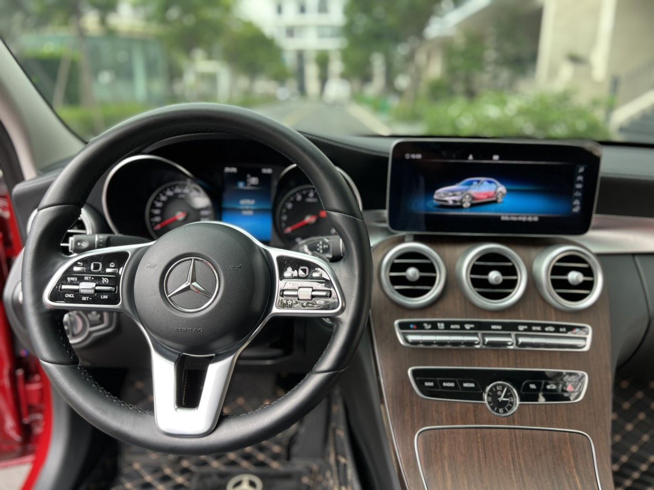 Mercedes-Benz C200 2021 - Xe màu đỏ nổi bật