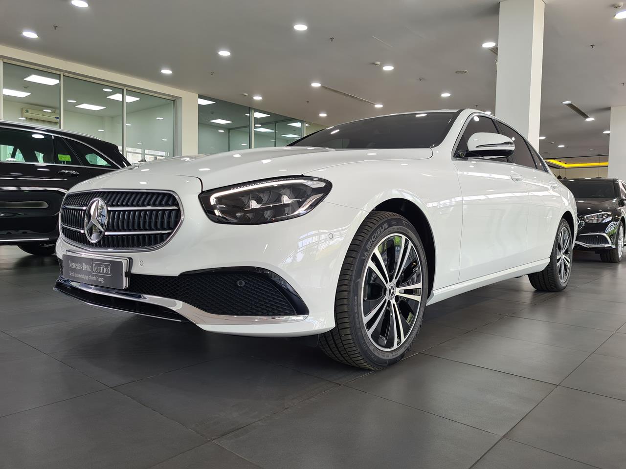 Mercedes-Benz E class 2021 - MERCEDES E180 2022 cũ – Trắng/đen - XE DEMO  HÃNG THANH LÝ