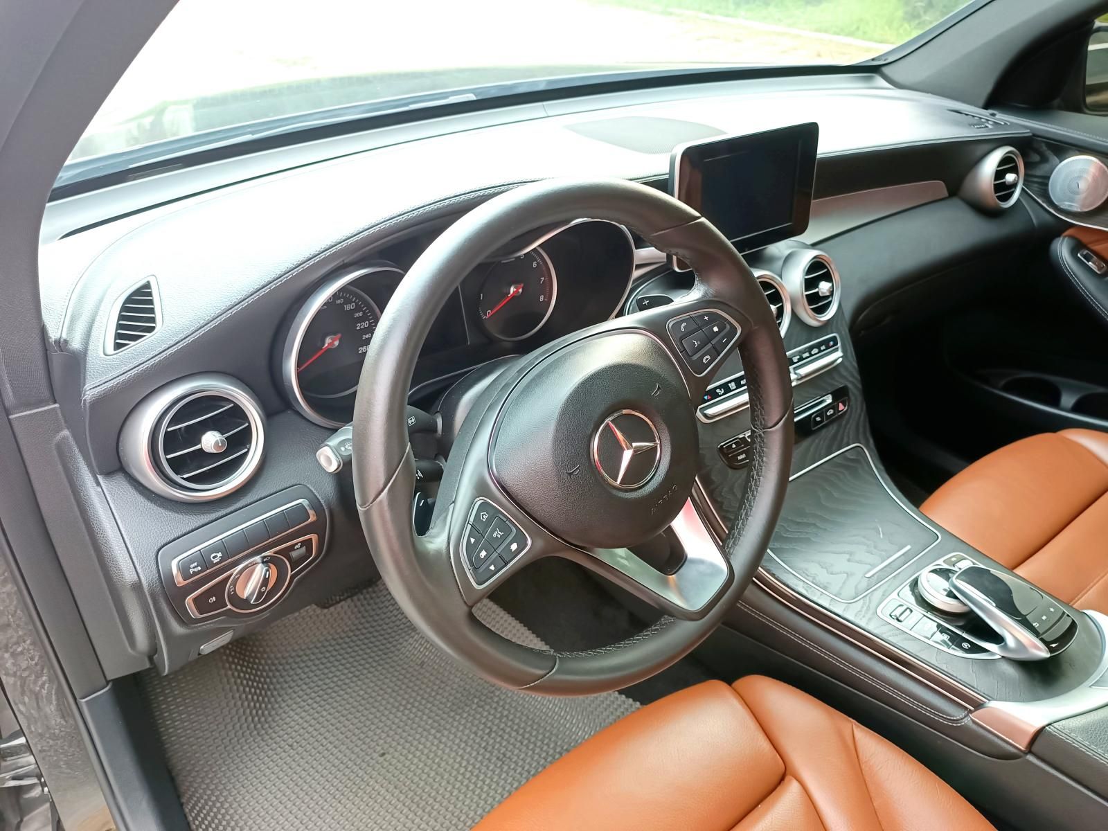 Mercedes-Benz GLC 300 2018 - Bản full option, bao check hãng tại Hà Nội