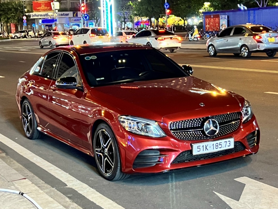 Mercedes-Benz C300 2019 - Bán Mercedes C300 AMG, sx 2019 màu đỏ.