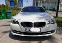BMW 5 Series  528i  2010 - Cần bán BMW 5 Series 528i sản xuất năm 2010, màu trắng, xe còn mới tinh giá 880 triệu tại Tp.HCM
