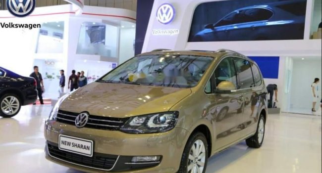 Volkswagen Sharan   2017 - Bán Volkswagen Sharan đời 2017, màu vàng, nhập khẩu 